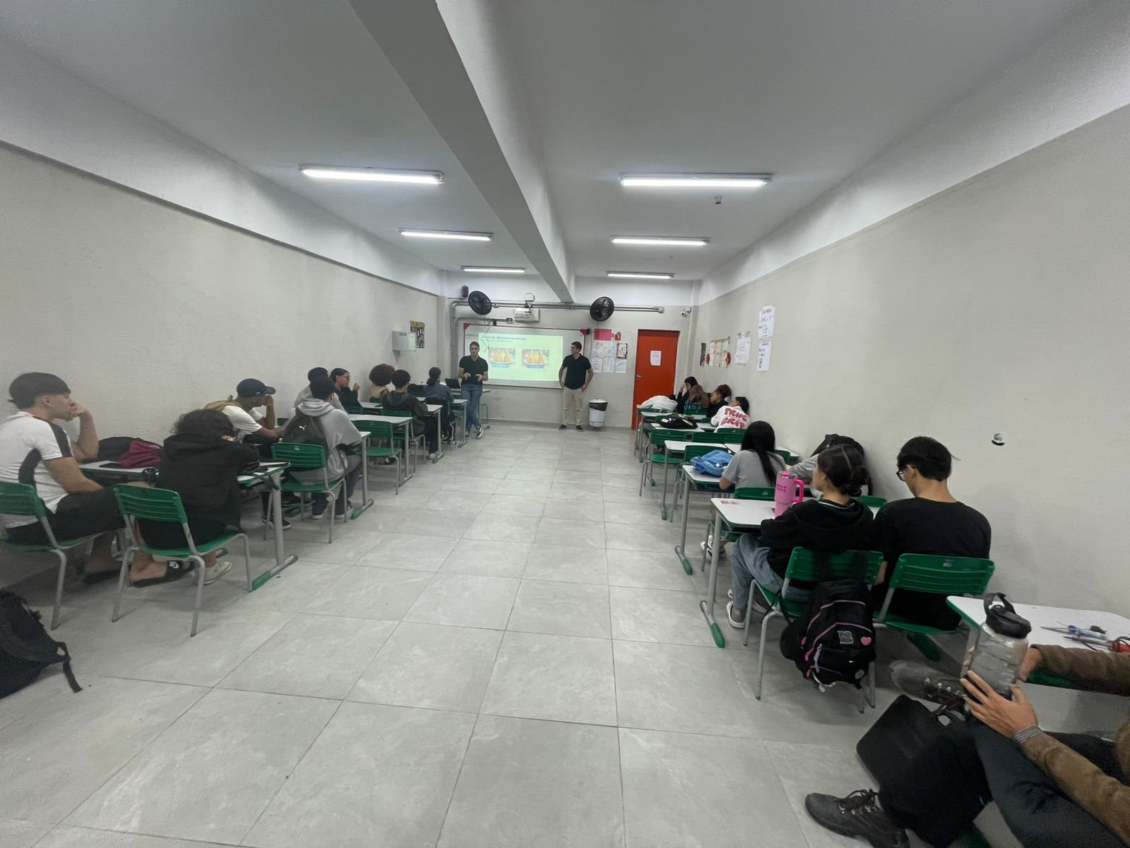 Aula do Projeto Capitus em sala de aula real